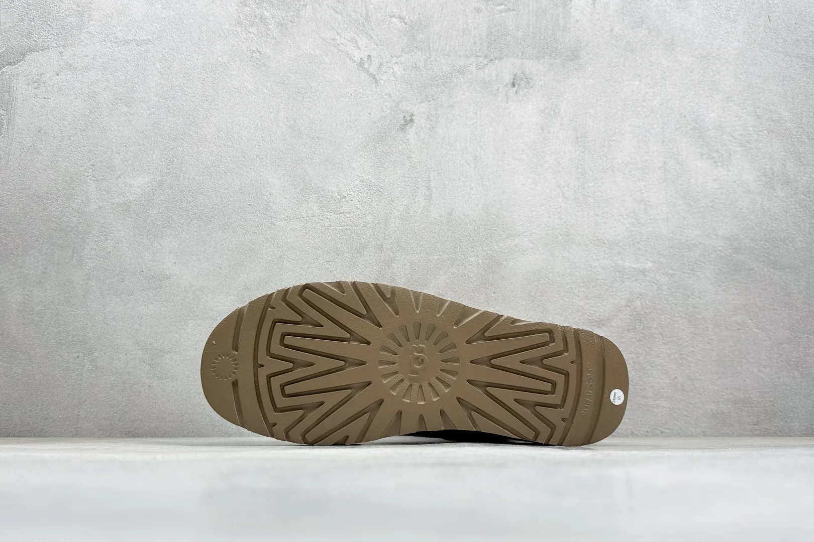 🐲💰 560 supports store UGG sheepskin and fur integrated snow boots 4526 Chelsea thick soles. All shoes are made of ZP from the same factory. Longfeng A-grade Australian imported sheepskin and fur integrated brand OEM production line fully follows the ZP process. OEM original pattern maker adheres to the principle of no original shoes and no development selection. Pay attention to every detail. The most correct version on the market 35-40. Item number: 1134526